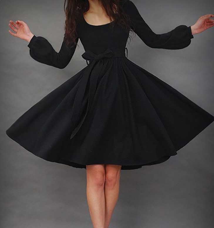 Черное платье с длинным рукавом до колена